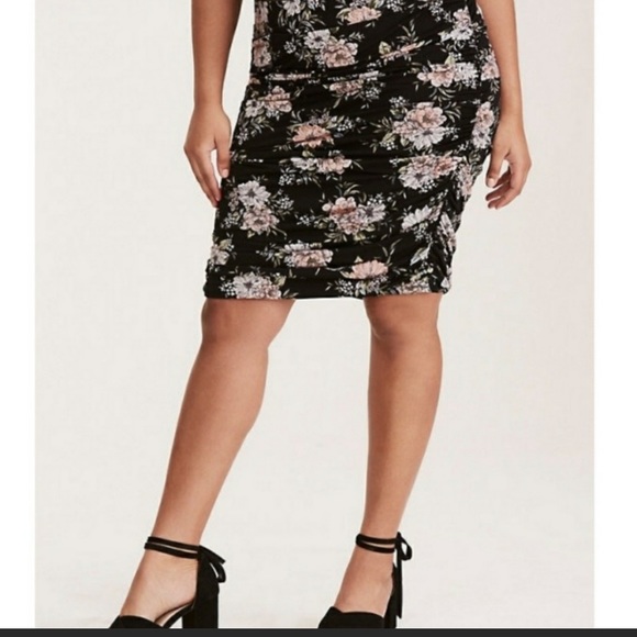 ✨torrid black floral ruched pencil skirt✨ - Picture 2 of 8